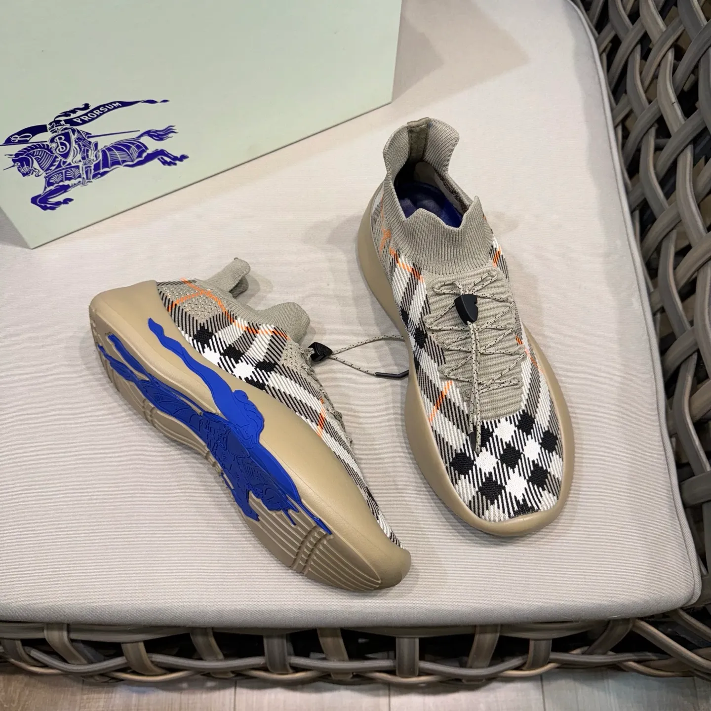 Factory price: 480💰BURBERRY/Burberry plaid knitted Ne men's shoes💰tune sneakers｜With breathable sock-style upper｜Embellished with knitted Burberry plaid｜Leather lining Incorporated into a plaid lace design｜Equipped with B-shaped shield buckle｜The sole is decorated with a large wrapped equestrian knight logo (EKD)｜Round toe #drawstring closure#The sole is decorated with the equestrian knight logo (EKD)｜At least 50% of the main materials of the boutique are from renewable sources Size: 39-44 (45 custom-made)